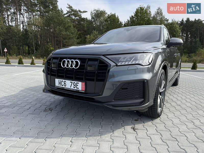 Позашляховик / Кросовер Audi Q7 2021 в 