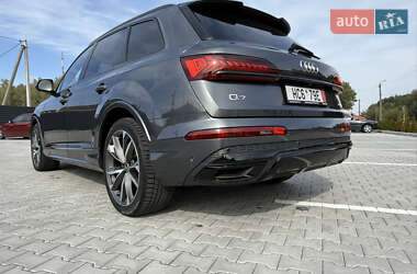 Позашляховик / Кросовер Audi Q7 2021 в 