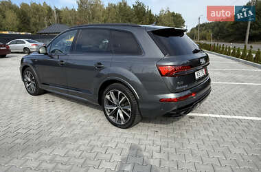 Позашляховик / Кросовер Audi Q7 2021 в 