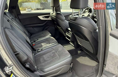 Позашляховик / Кросовер Audi Q7 2021 в 