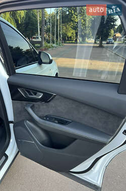 Позашляховик / Кросовер Audi Q7 2020 в 