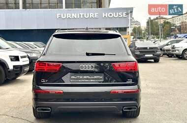 Позашляховик / Кросовер Audi Q7 2018 в 