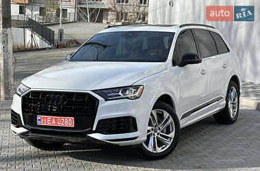 Позашляховик / Кросовер Audi Q7 2021 в 