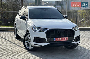 Позашляховик / Кросовер Audi Q7 2021 в 