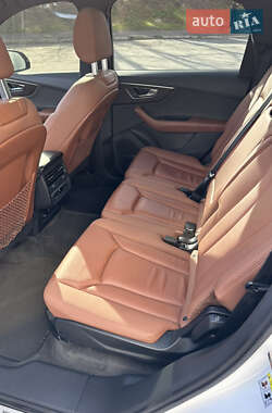 Позашляховик / Кросовер Audi Q7 2021 в 