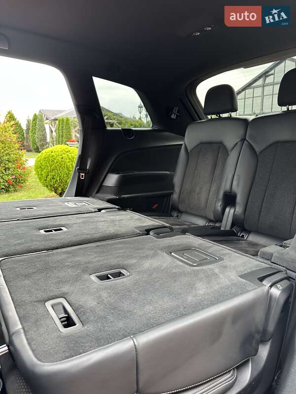 Позашляховик / Кросовер Audi Q7 2017 в Стрию
