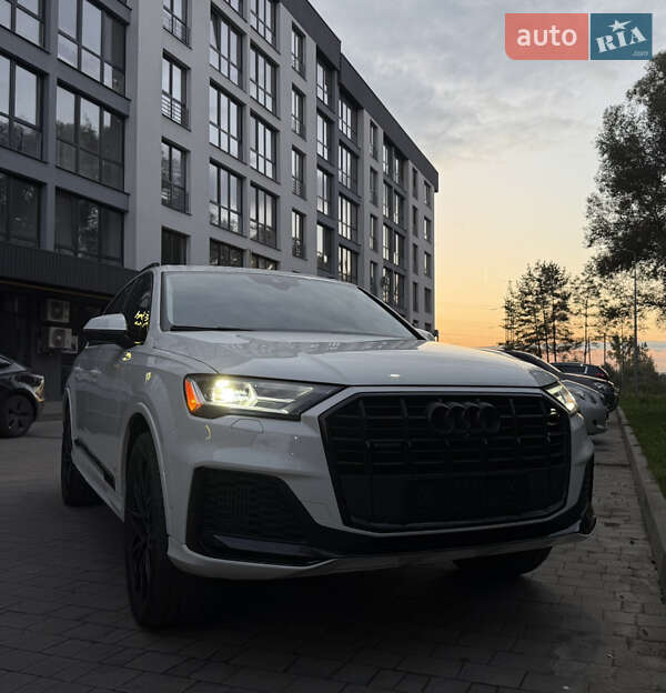 Позашляховик / Кросовер Audi Q7 2020 в 