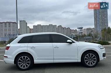 Позашляховик / Кросовер Audi Q7 2018 в 