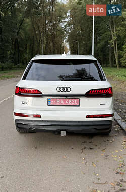 Позашляховик / Кросовер Audi Q7 2020 в 
