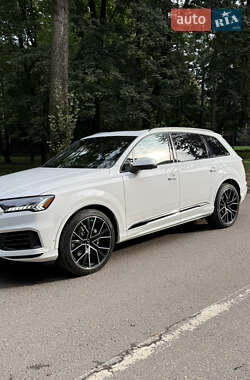 Позашляховик / Кросовер Audi Q7 2020 в 