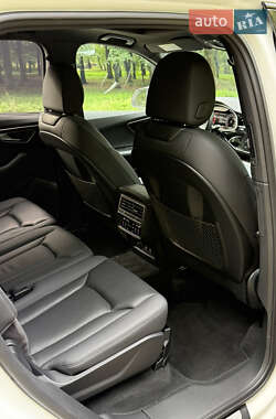 Позашляховик / Кросовер Audi Q7 2020 в 