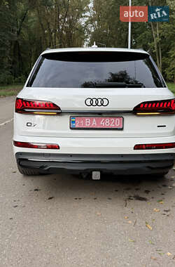 Позашляховик / Кросовер Audi Q7 2020 в 