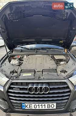 Позашляховик / Кросовер Audi Q7 2017 в 