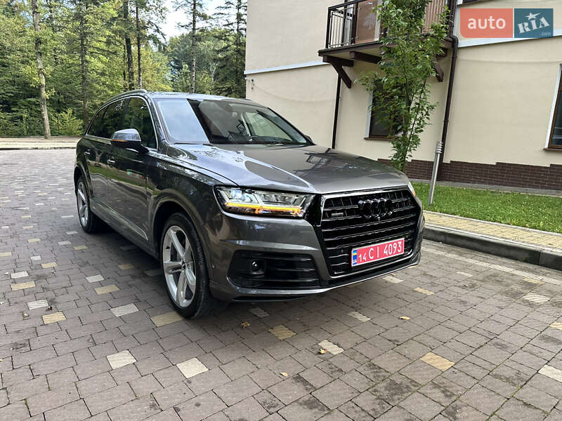 Позашляховик / Кросовер Audi Q7 2018 в 