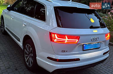 Внедорожник / Кроссовер Audi Q7 2017 в 