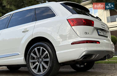 Позашляховик / Кросовер Audi Q7 2018 в 
