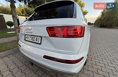Позашляховик / Кросовер Audi Q7 2018 в 