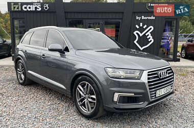 Позашляховик / Кросовер Audi Q7 2018 в 