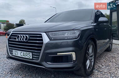 Позашляховик / Кросовер Audi Q7 2018 в 