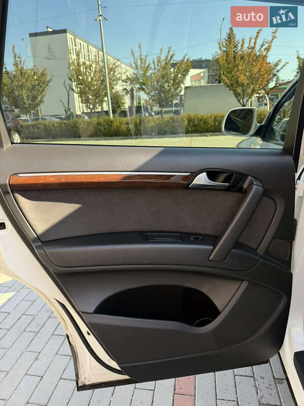 Позашляховик / Кросовер Audi Q7 2011 в Ужгороді
