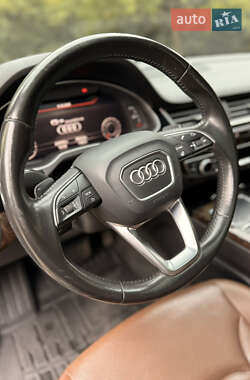 Внедорожник / Кроссовер Audi Q7 2016 в 