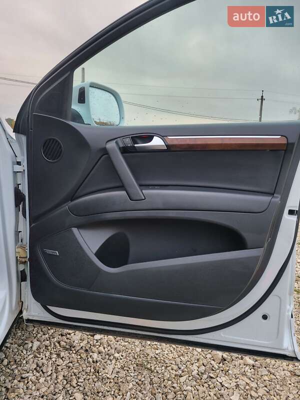 Позашляховик / Кросовер Audi Q7 2015 в Волочиську