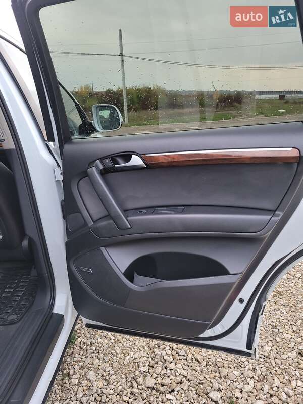 Позашляховик / Кросовер Audi Q7 2015 в Волочиську