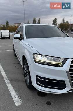 Позашляховик / Кросовер Audi Q7 2019 в 
