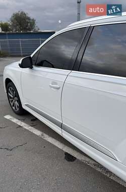 Позашляховик / Кросовер Audi Q7 2019 в 