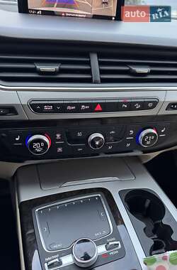 Позашляховик / Кросовер Audi Q7 2019 в 