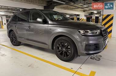 Позашляховик / Кросовер Audi Q7 2018 в 