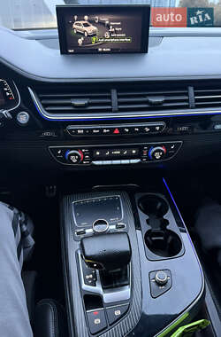 Внедорожник / Кроссовер Audi Q7 2016 в 