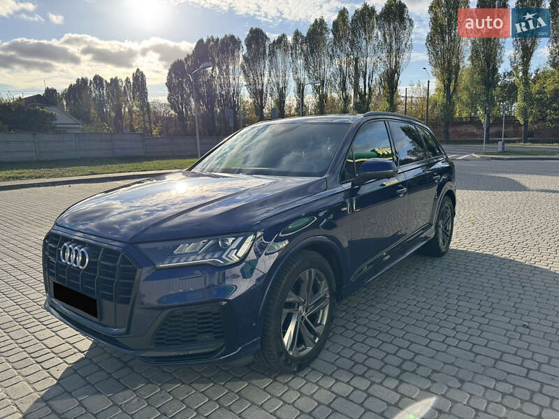Позашляховик / Кросовер Audi Q7 2020 в 