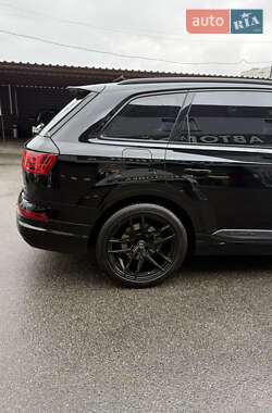 Позашляховик / Кросовер Audi Q7 2017 в 