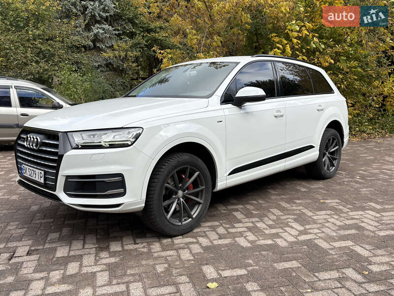Позашляховик / Кросовер Audi Q7 2015 в Рівному