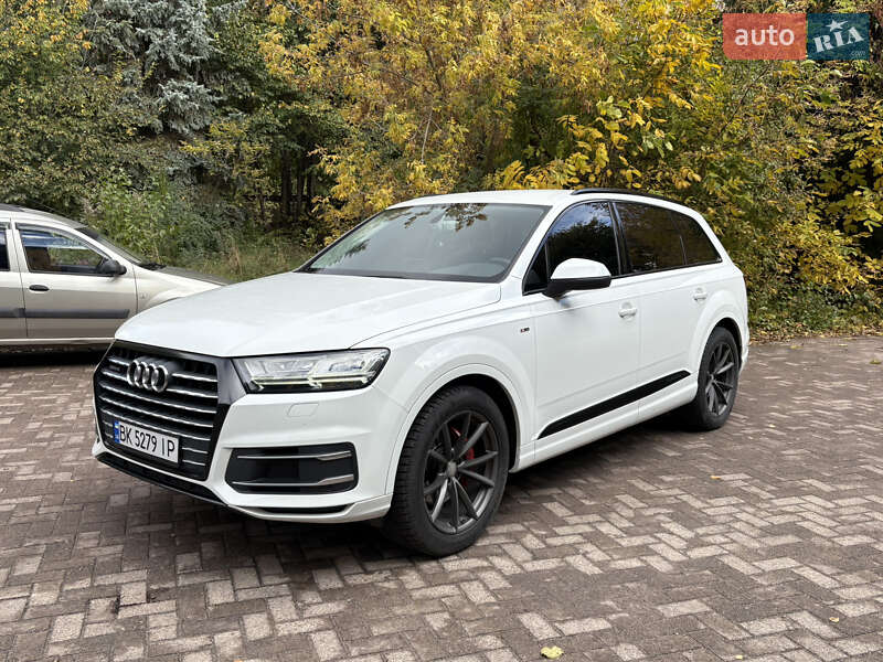 Внедорожник / Кроссовер Audi Q7 2015 в 