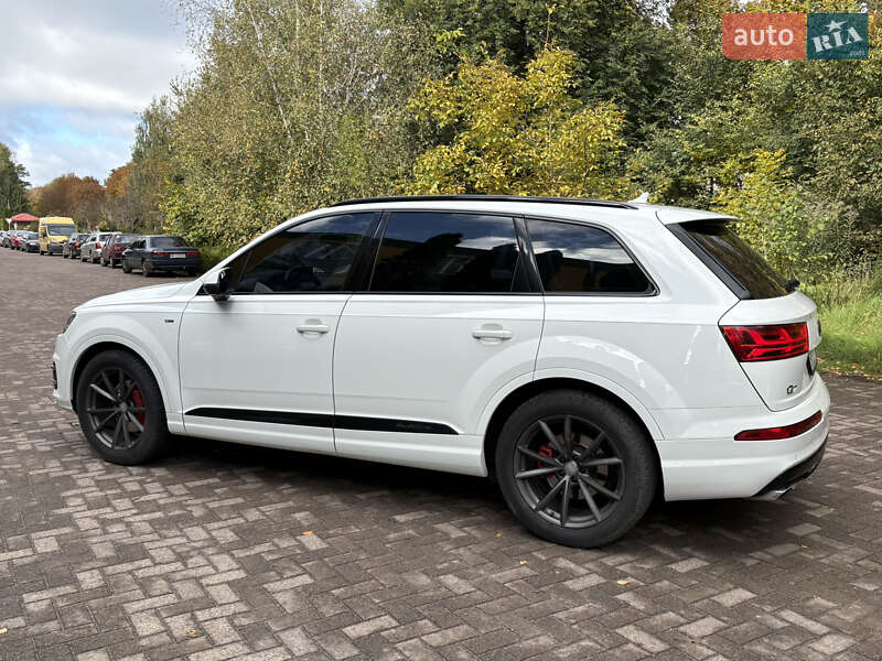 Позашляховик / Кросовер Audi Q7 2015 в Рівному