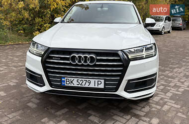 Внедорожник / Кроссовер Audi Q7 2015 в 