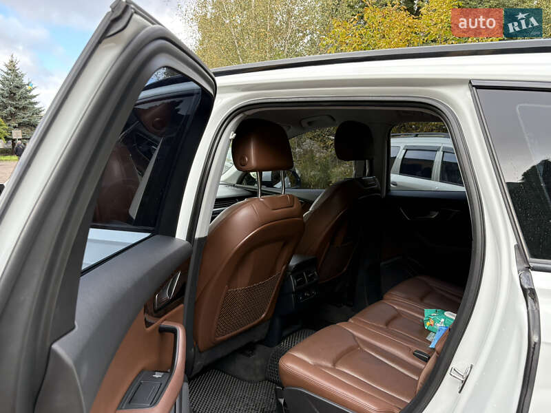 Позашляховик / Кросовер Audi Q7 2015 в Рівному