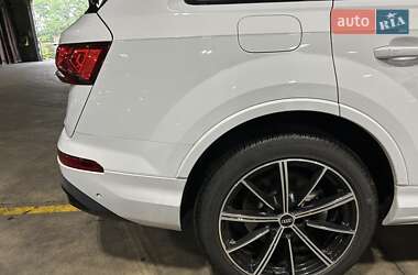 Позашляховик / Кросовер Audi Q7 2020 в 