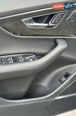 Позашляховик / Кросовер Audi Q7 2021 в 