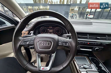 Позашляховик / Кросовер Audi Q7 2017 в 