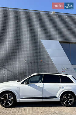 Позашляховик / Кросовер Audi Q7 2017 в  фото 11 Позашляховик / Кросовер Audi Q7 2017 в