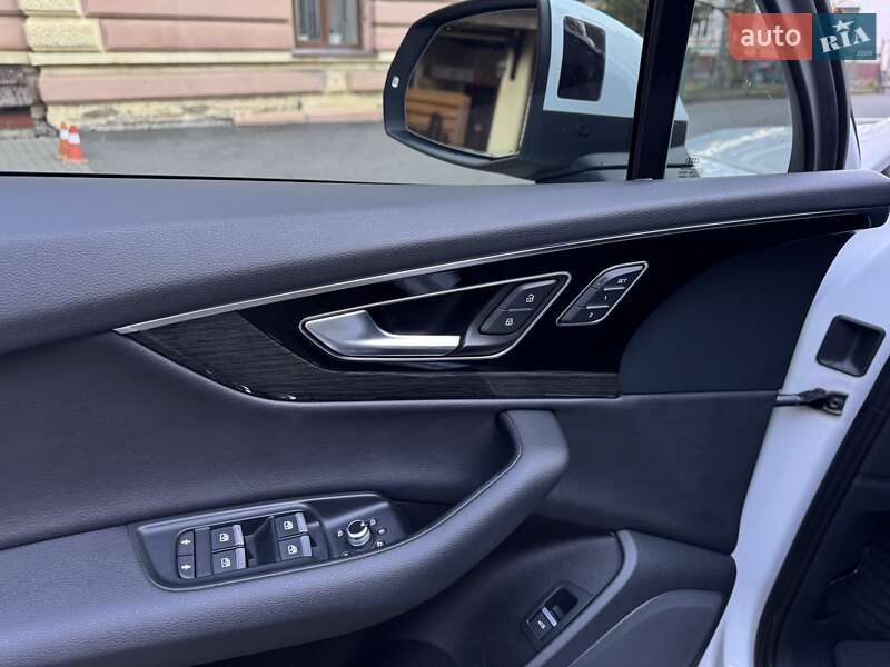 Внедорожник / Кроссовер Audi Q7 2017 в Черновцах