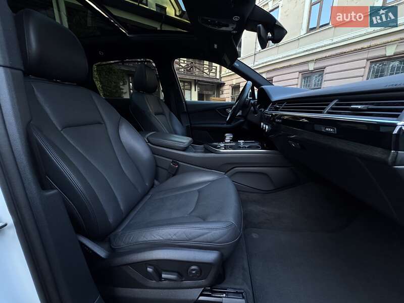 Внедорожник / Кроссовер Audi Q7 2017 в Черновцах