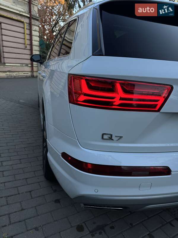 Внедорожник / Кроссовер Audi Q7 2017 в Черновцах
