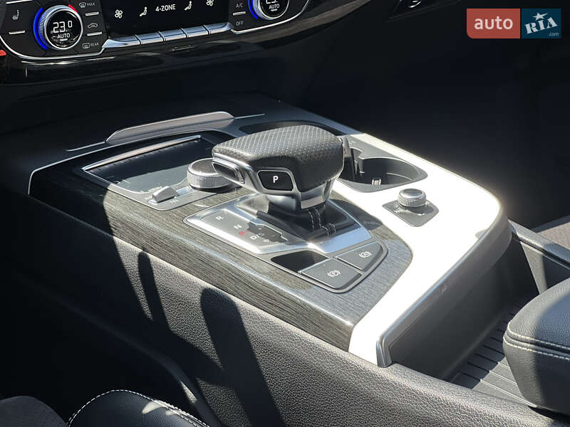 Позашляховик / Кросовер Audi Q7 2017 в Ужгороді