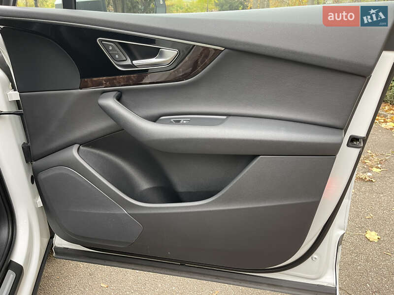 Внедорожник / Кроссовер Audi Q7 2015 в Киеве