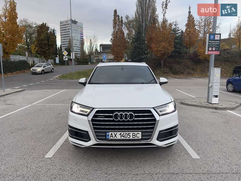 Позашляховик / Кросовер Audi Q7 2017 в Ужгороді