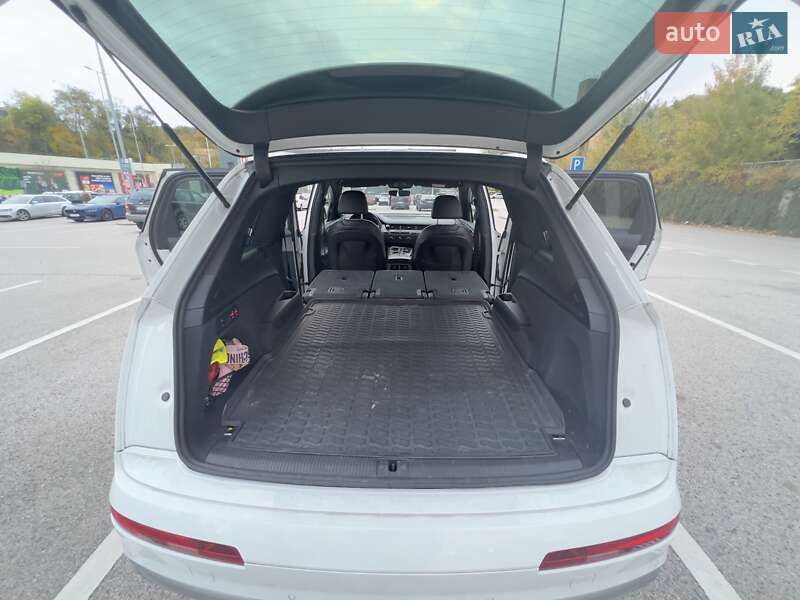 Позашляховик / Кросовер Audi Q7 2017 в Ужгороді
